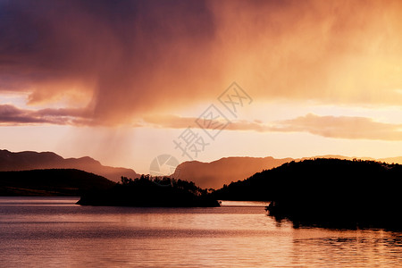 挪威风景如画的山湖图片