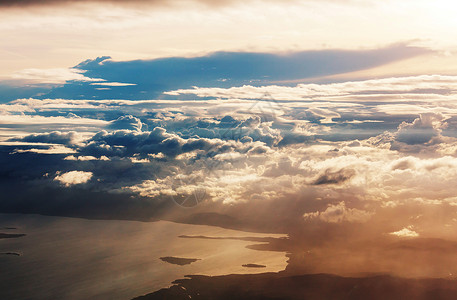 飞机上的景色飞机上俯瞰云层的美丽景色背景