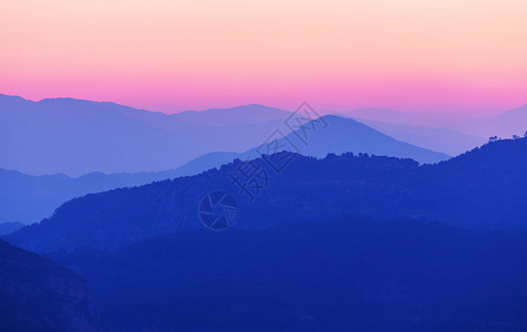 风景优美的日落山上背景图片