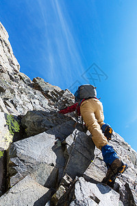 登山者岩石地形上爬来高清图片