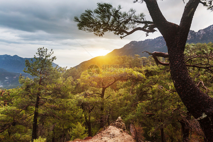 土耳其山脉美丽的自然景观荔枝路徒步旅行者中很名图片