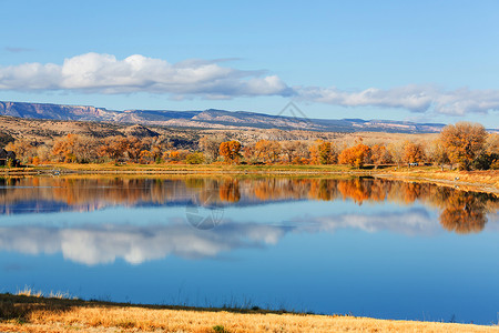秋天美丽的湖图片