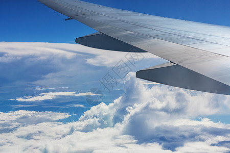 高空飞行的飞机的鸟瞰图看风景图片