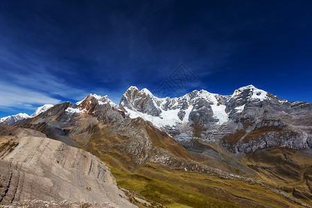 科迪勒拉山脉美丽的山脉景观科迪勒拉胡亚瓦什,秘鲁,南美洲背景