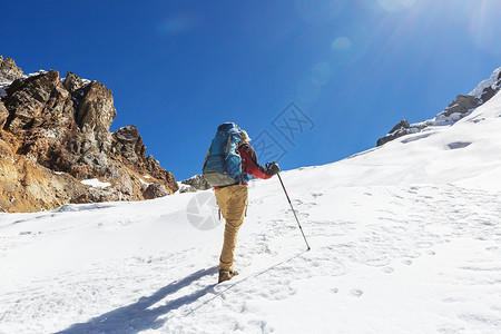 秘鲁科迪勒拉山的徒步旅行场景高清图片