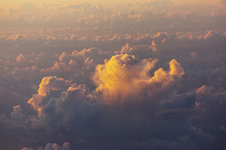 维米复翼飞机飞机上俯瞰云层的美丽景色背景