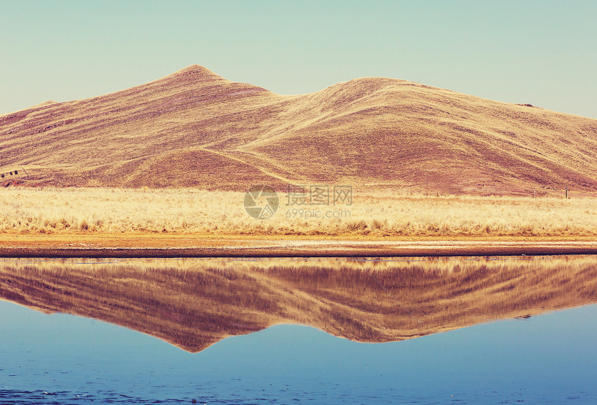 秘鲁安斯山脉风景如画的湖泊图片