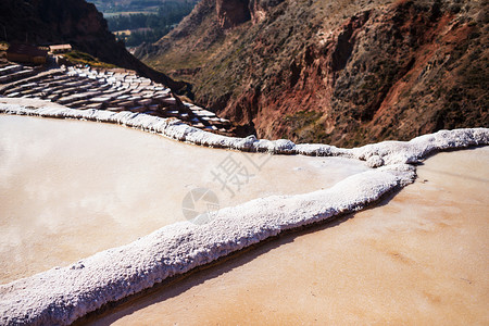 乌玛拉斯马拉斯盐池位于秘鲁的乌鲁巴背景
