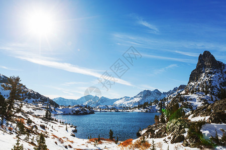 徒步美丽的尖塔湖,安塞尔亚当斯荒野,内华达山脉,加利福尼亚,美国秋季背景