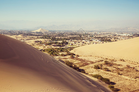 秘鲁伊卡市附近沙漠沙丘上的绿洲图片