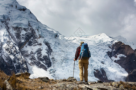 秘鲁科迪勒拉山的徒步旅行场景高清图片