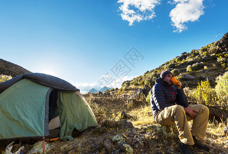 秘鲁科迪勒拉山的徒步旅行场景高清图片