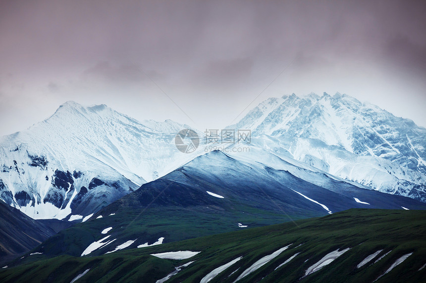 夏天阿拉斯加风景如画的山脉积雪覆盖的地块,冰川岩石峰图片