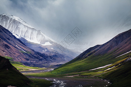 夏天阿拉斯加风景如画的山脉积雪覆盖的冰川岩石峰图片