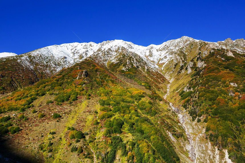 土耳其黑海地区卡卡尔山的秋季季节美丽的山脉景观图片