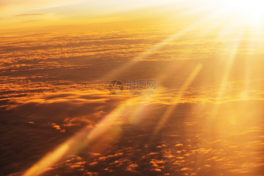 美丽炽热的日出景观云层之上飞机上看的日落日出背景图片