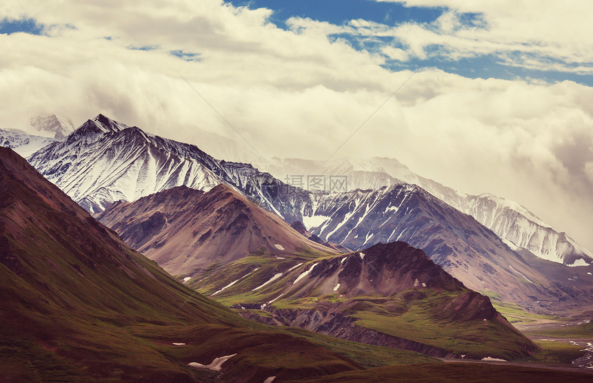 夏天阿拉斯加风景如画的山脉积雪覆盖的地块,冰川岩石峰图片