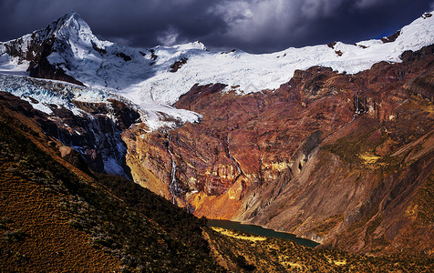 樱谷花语美丽的山脉景观科迪勒拉胡亚瓦什,秘鲁,南美洲背景