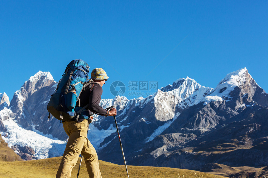 秘鲁科迪勒拉山的徒步旅行场景图片