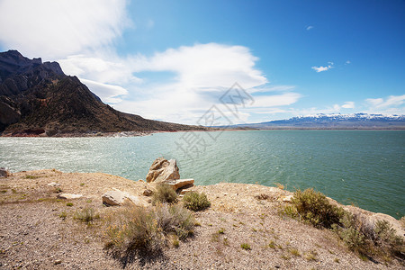群山中的宁静湖高清图片