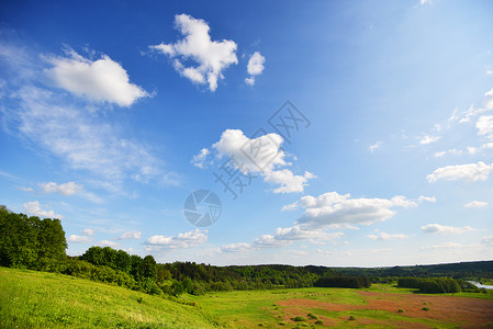 天空,云彩田野夏天的风景图片