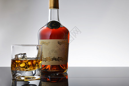 璃瓶装威士忌的简单成分背景图片
