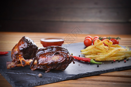 油炸土豆猪肉,盘子里骨头图片