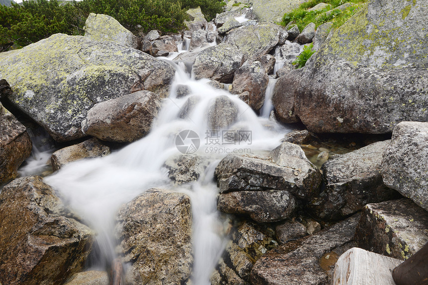 山中流水的小溪图片