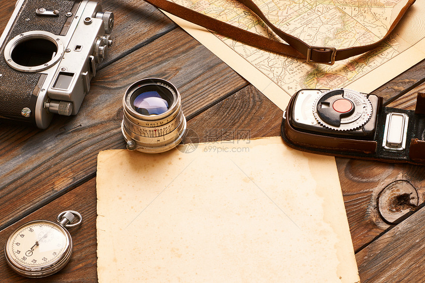 老式的35毫米相机,镜头水表木制背景与古董西克斯世纪图片