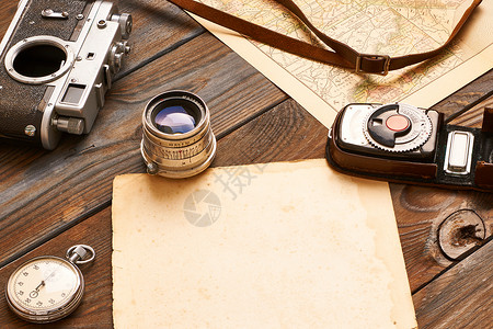 老式的35毫米相机,镜头水表木制背景与古董西克斯世纪图片
