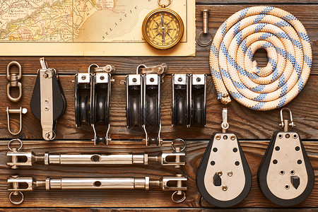 帆船游艇索具设备木制背景上图片