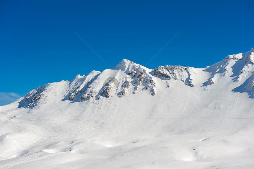 高山冬山景观阳光明媚的日子里,法国阿尔卑斯山上覆盖着雪瓦尔迪塞尔,法国图片