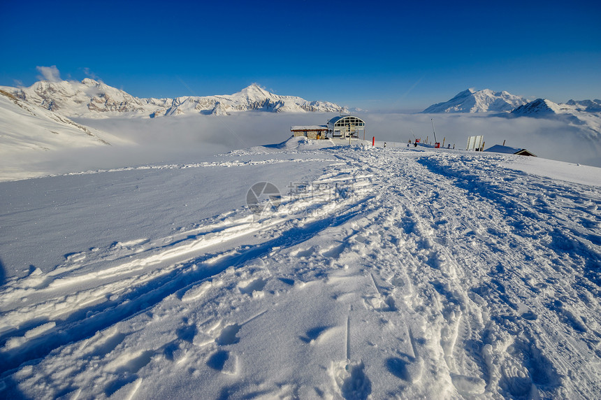 冬天山上的滑雪缆车站高山冬山景观阳光明媚的日子里,法国阿尔卑斯山上覆盖着雪瓦尔迪塞尔,阿尔卑斯山,法国图片
