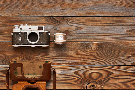 老式的35毫米相机镜头木制背景背景图片
