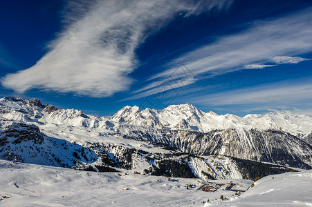 高山冬山景观阳光明媚的日子里,法国阿尔卑斯山上覆盖着雪梅里贝尔,法国图片