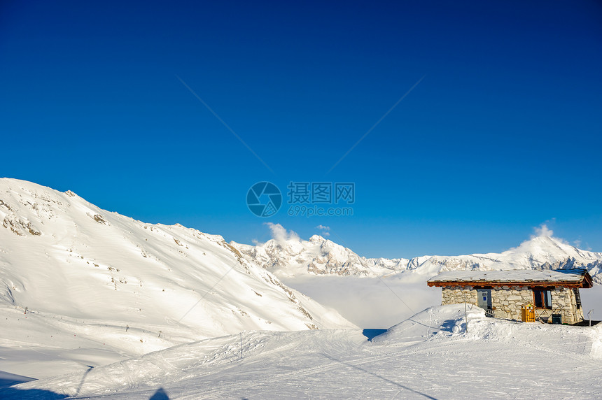 冬天山上的滑雪缆车站高山冬山景观阳光明媚的日子里,法国阿尔卑斯山上覆盖着雪瓦尔迪塞尔,阿尔卑斯山,法国图片