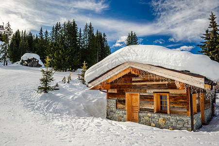 冬季下雪的山地滑雪胜地,法国阿尔卑斯山图片