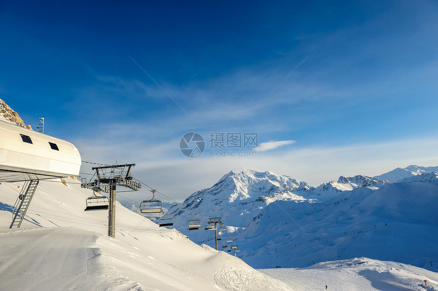 冬天山上的滑雪缆车站高山冬山景观阳光明媚的日子里,法国阿尔卑斯山上覆盖着雪瓦尔迪塞尔,阿尔卑斯山,法国图片