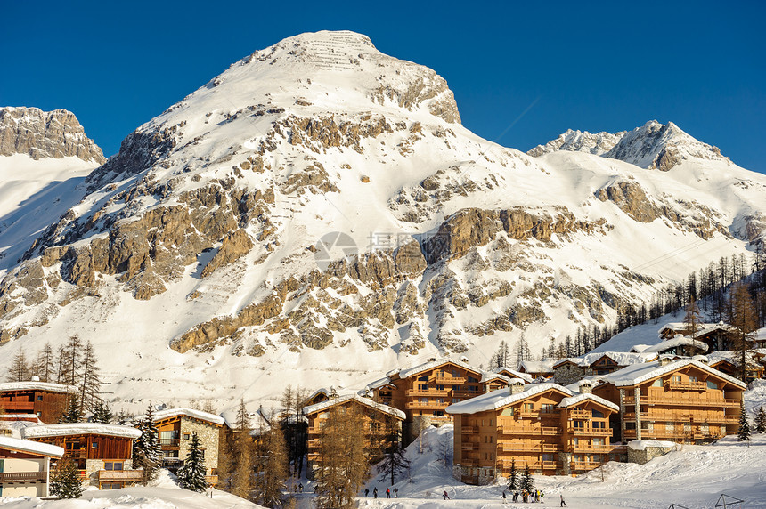 高山冬山景观阳光明媚的日子里,法国阿尔卑斯山上覆盖着雪瓦尔迪塞尔,法国图片