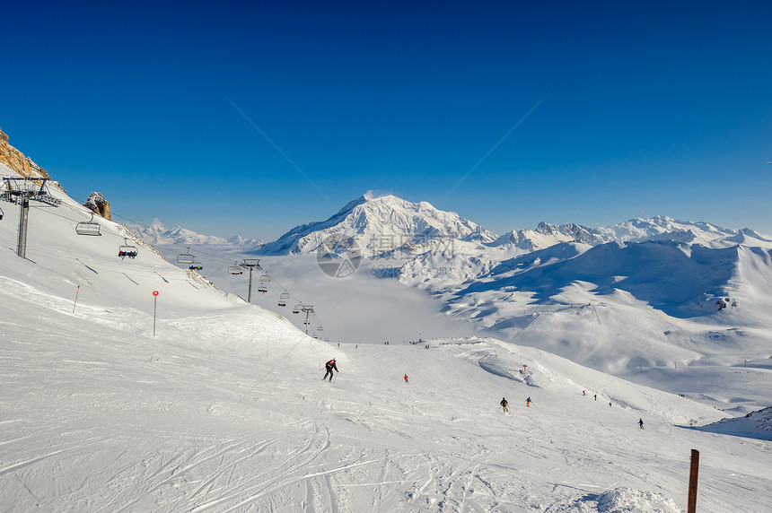 高山冬山景观与滑雪升降机斜坡阳光明媚的日子里,法国阿尔卑斯山上覆盖着雪瓦尔迪塞尔,阿尔卑斯山,法国图片