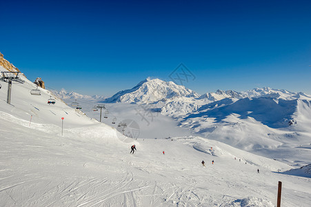 高山冬山景观与滑雪升降机斜坡阳光明媚的日子里,法国阿尔卑斯山上覆盖着雪瓦尔迪塞尔,阿尔卑斯山,法国背景图片