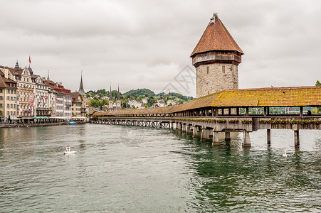 历史悠久的城市中心卢塞恩与教堂桥湖泊卢塞恩戏剧的天空下,卢塞恩州,瑞士图片