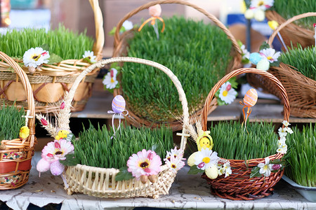 复活节篮子草市场上图片
