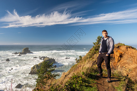俄勒冈州美国太平洋海岸景观的孤独男子图片