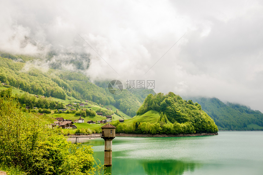 美丽的翡翠山湖瑞士的低云下图片