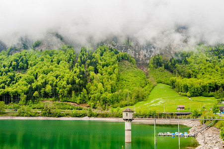 美丽的翡翠山湖瑞士的低云下高清图片