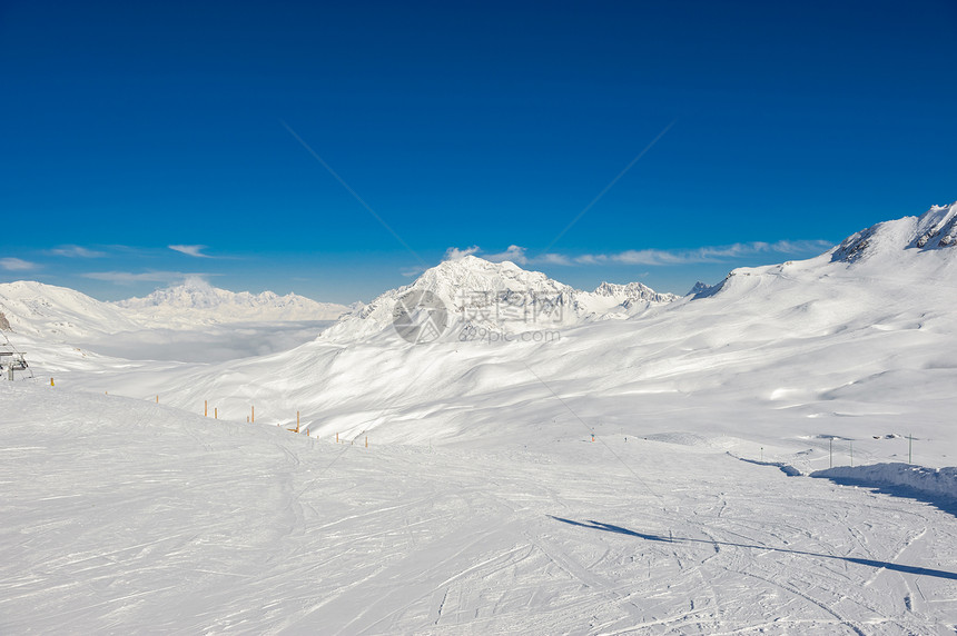 高山冬山景观阳光明媚的日子里,法国阿尔卑斯山上覆盖着雪瓦尔迪塞尔,法国图片