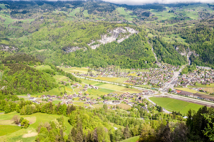 瑞士雷钦巴赫附近山谷的瑞士村图片