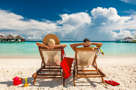 轻夫妇马尔代夫的热带海滩上图片