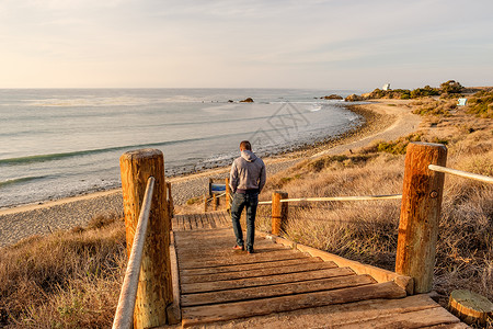 燃烧我的卡里路男子步行木板路利奥卡瑞洛州海滩,马里布,加利福尼亚州背景